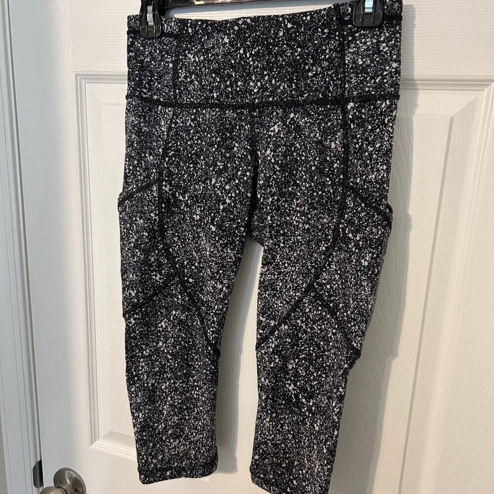 Lululemon Outrun 17" Crop Tights, Speckled B&W 6 *flaw - Picture 3 of 8